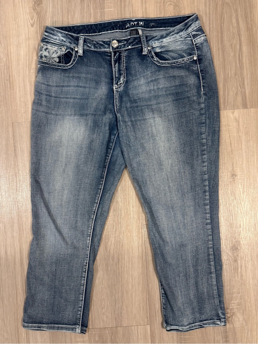 Apt. 9 Women's Cropped Jeans in Faded Blue Wash
